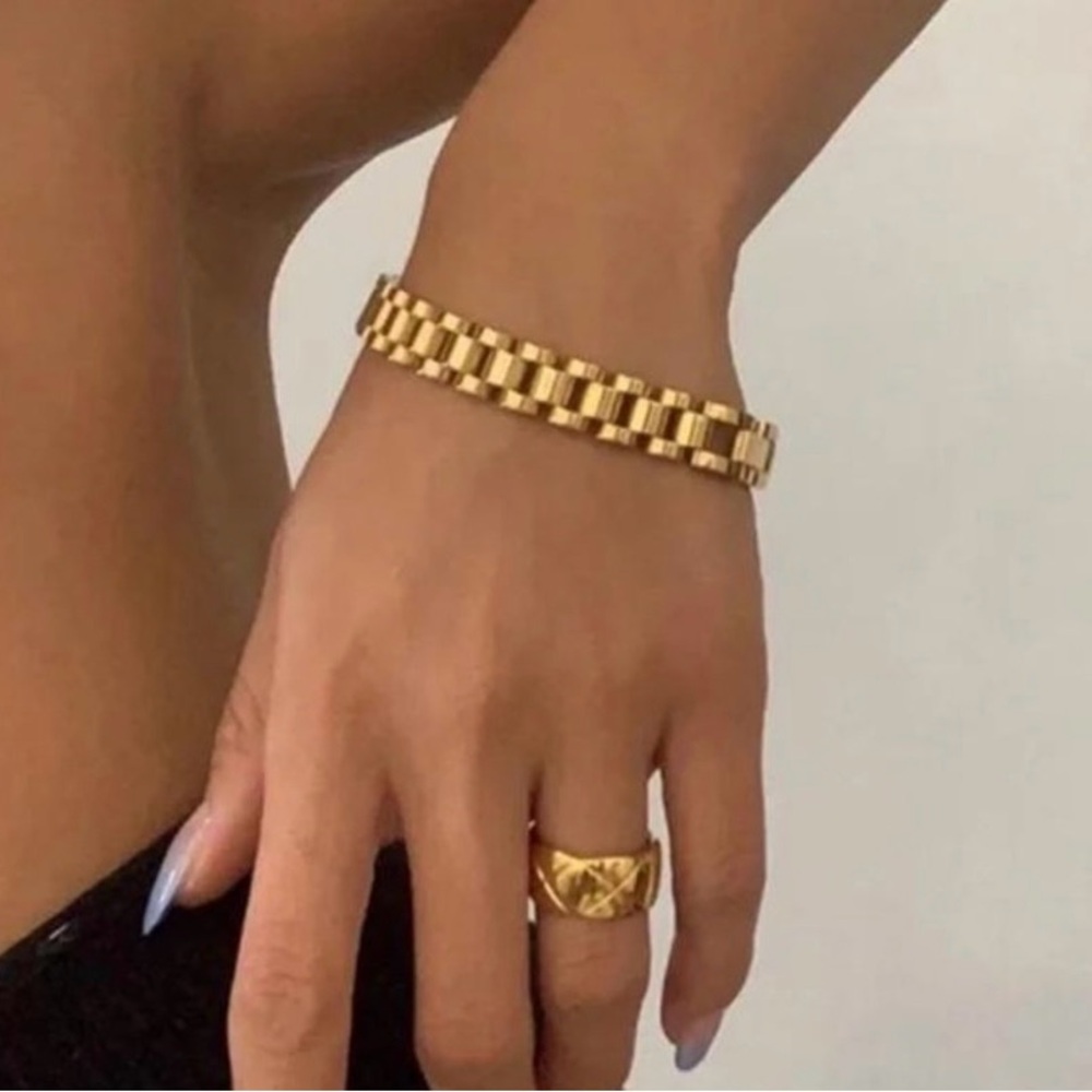 Elegant 18K gold over stainless steel bracelet. 🔥